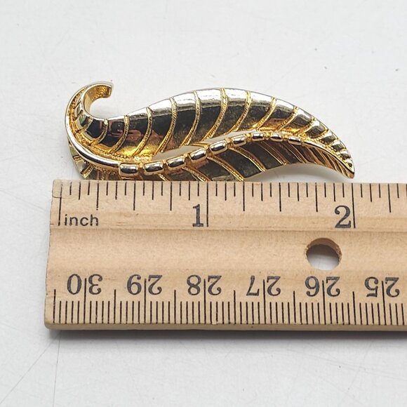 Vintage Sarah Coventry Signed Three Dimensional Chunky Gold Leaf Brooch Pin - Picture 5 of 5